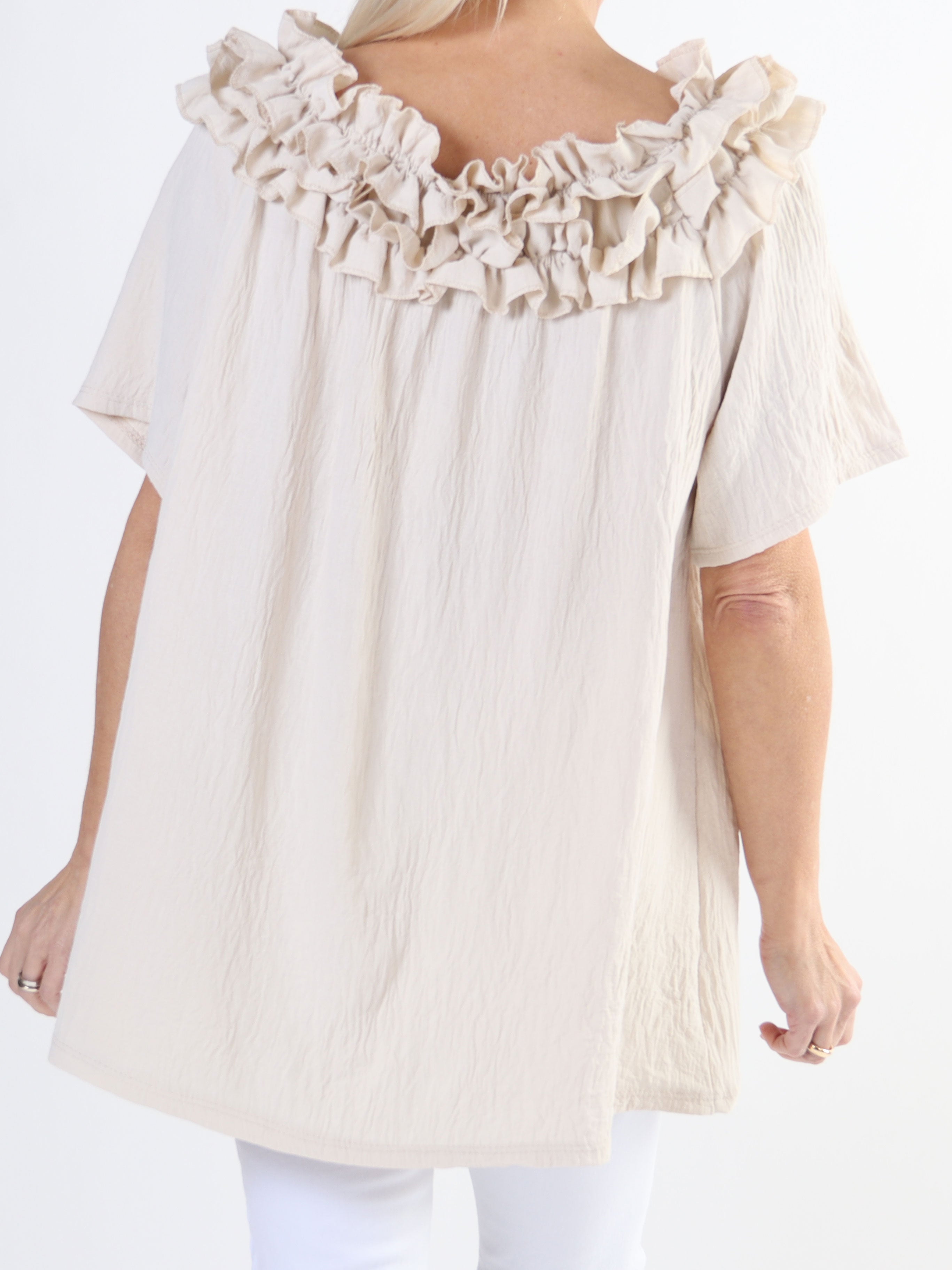 Chili Sleeveless - Plus size tunika med elastik og flæser i udskæringen